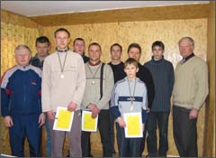 Meras E. Jonyla, K.Sturys, V. Grigali�nas, V. �iaukas, L. Dunauskas, G. Vaitkus, A. Vai�iulis, kun. G. Jankauskas, E. Visockas ir seni�nas A. Valiu�is.